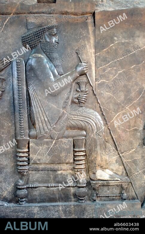 Iran, Hauptstadt Teheran, Iranisches Nationalmuseum (Muzeye Melliye Iran, auch Muzeye irane Bastan = Museum des Iran der Antike): Sitzender Großkönig Dareios (Darius) I., 550 v. Chr.-486 v. Chr.