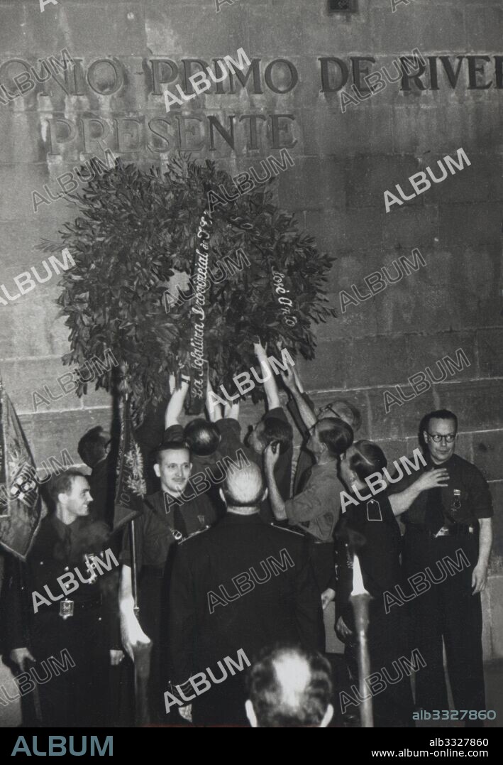 Barcelona. Homenaje de falangistas a José Antonio Primo de Rivera, presidido por el gobernador civil Felipe Acedo Colunga (1896-1965). Año 1955.