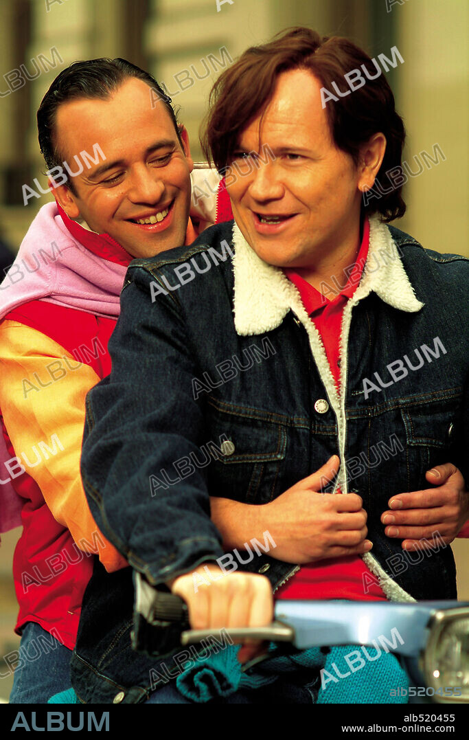 JAVIER GUTIERREZ y SANTIAGO SEGURA en EL ASOMBROSO MUNDO DE BORJAMARI Y POCHOLO, 2004, dirigida por ENRIQUE LOPEZ LAVIGNE. Copyright AMIGUETES ENTERTAINMENT S.L./ESTUDIOS PICCASO.