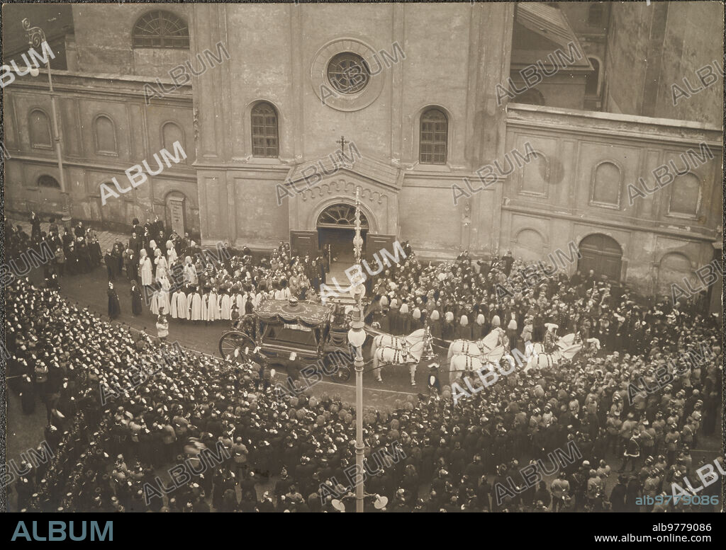 Viena (Austria), 1906. Cortejo fúnebre del Archiduque Otón Francisco José de Habsburgo, hermano del Príncipe heredero, ante la iglesia de los capuchinos donde son enterrados los Habsburgo.