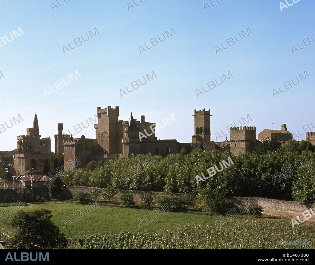 NAVARRA. OLITE. Panorámica del CASTILLO erigido en el siglo XIII y reformado en el siglo XV por el monarca Carlos III el Noble. Fue el antiguo palacio residencia de los reyes de Navarra. Declarado Monumento Nacional en el año 1925, actualmente alberga un Parador de Turismo.
