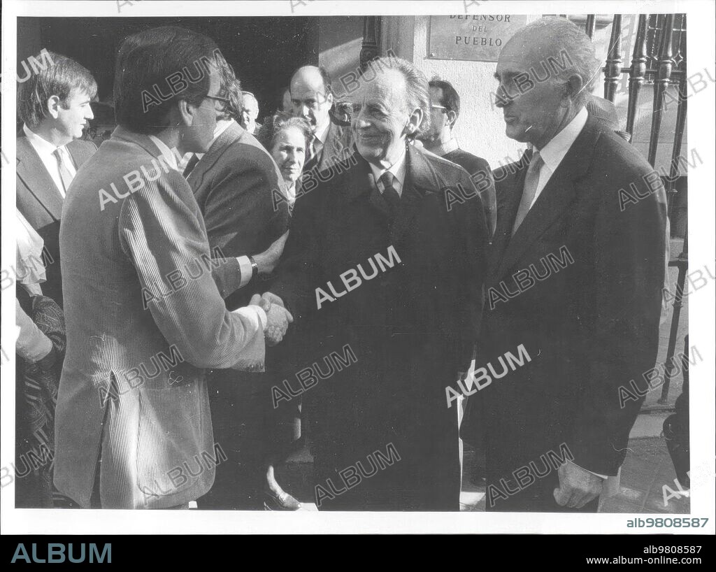 Madrid, 19/12/1983.-  los Reyes Inauguraron la sede del defensor del Pueblo, cuyo titular era Joaquín Ruiz Giménez. En la Imagen, Alfonso Guerra saluda A Antonio Hernández-Gil en presencia de Ruiz-Giménez.