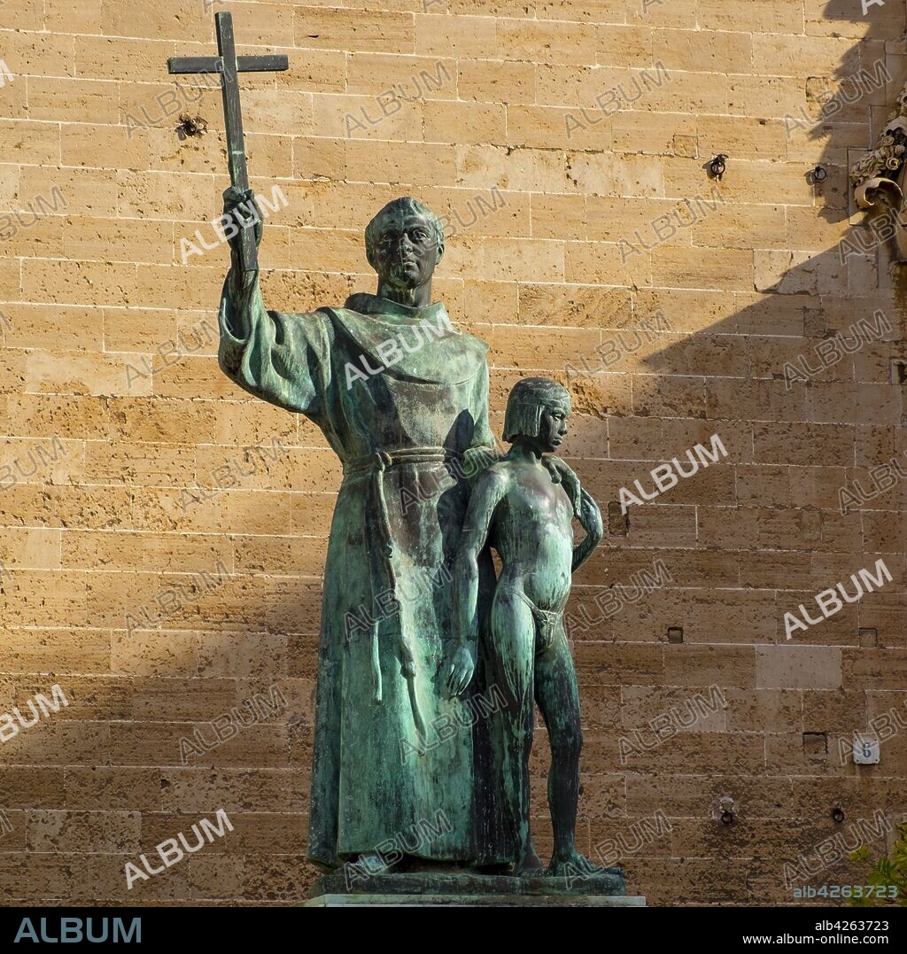 Junípero Serra alzando una cruz cristiana mientras posa su mano en un joven indígena,obra de Horacio de Eguía, plaza de Sant Francesc, Palma , Mallorca, balearic islands, Spain.