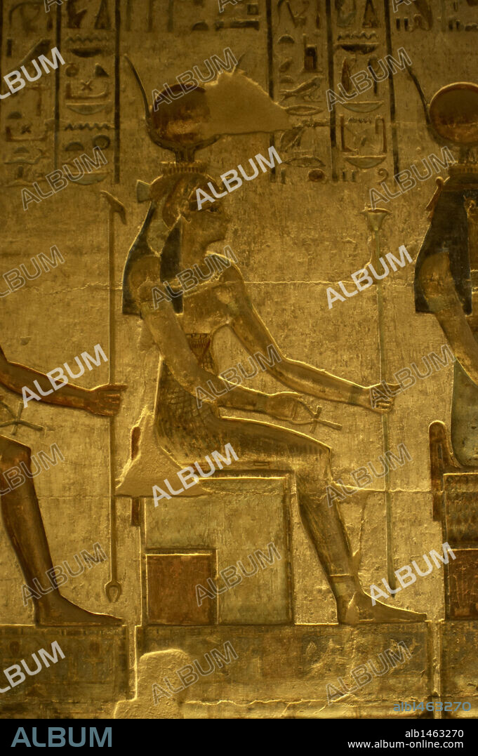 ARTE EGIPCIO. EGIPTO. TEMPLO DE HATHOR Y MAAT. Relieve con la representación de la diosa HATHOR posición sedente, con restos de policromía original. Epoca Ptolomaica. Deir el-Medina. Valle de los Artesanos. Orilla occidental del Nilo. Zona antigua Tebas. Egipto.