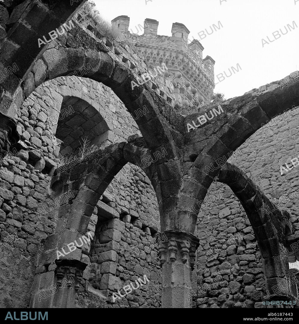 JUAN GUAS. RUINAS DEL SALON PRINCIPAL DEL CASTILLO DE MANZANARES EL REAL - SIGLO XV - FOTOGRAFIA EN BLANCO Y NEGRO - AÑOS 60.