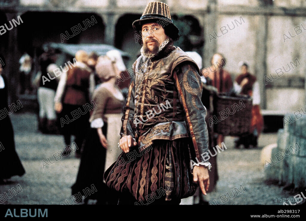 GEOFFREY RUSH in SHAKESPEARE IN LOVE, 1998, directed by JOHN MADDEN. Copyright UNIVERSAL PICTURES.