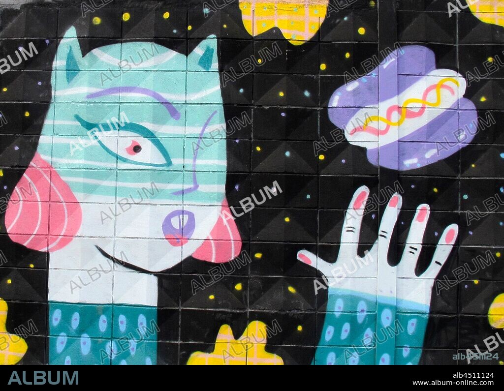 Ilustración de cara de mujer gato con un solo ojo y una hamburguesa volando cerca de su mano; graffiti mural, Plaza de las Glorias; Distrito San Martin, Barcelona en 2014.