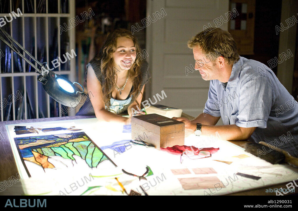 GREG KINNEAR and MILEY CYRUS in THE LAST SONG, 2010, directed by JULIE ANNE ROBINSON. Copyright OFFSPRING ENTERTAINMENT/TOUCHSTONE PICTURES / EMERSON, SAM.