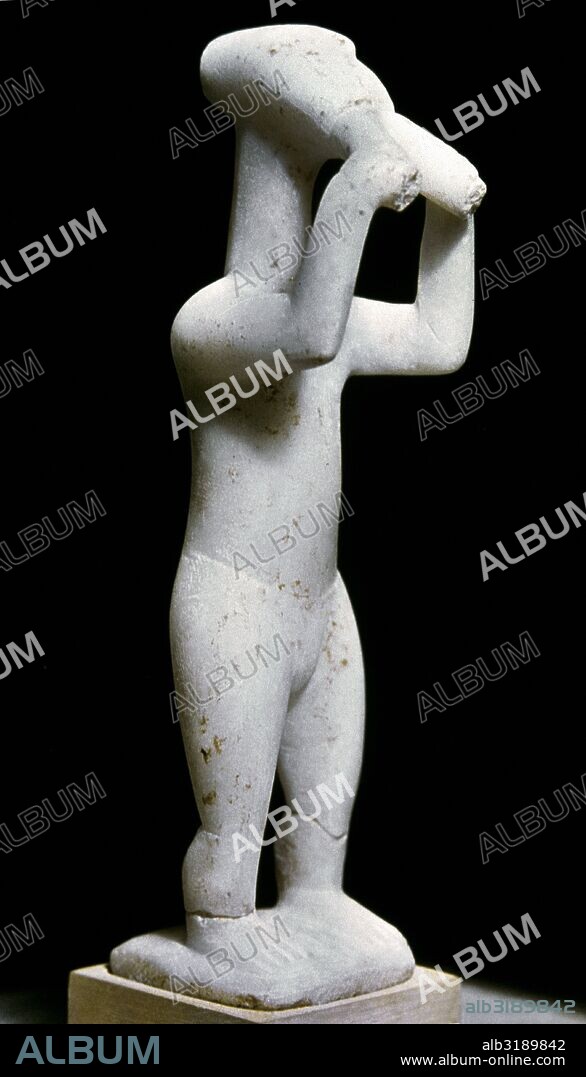 ARTE CICLADICO. ESTATUILLA DE FLAUTISTA. Figura masculina de mármol que sostiene una doble flauta que se lleva a la boca. Datada hacia el 2800-2300 a. C. (Cicládico Antiguo II). Procedente de la Isla de Keros (ISLAS CICLADAS). Museo Nacional de Atenas. Grecia.