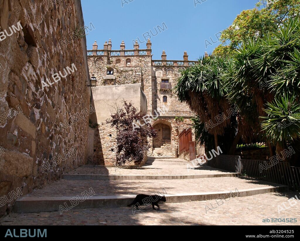 MUSEO DE CACERES. PALACIO DE LAS VELETAS Y CASA DE LOS CABALLOS. EN LA PLAZA DE LAS VELETAS.  CACERES, EXTREMADURA.