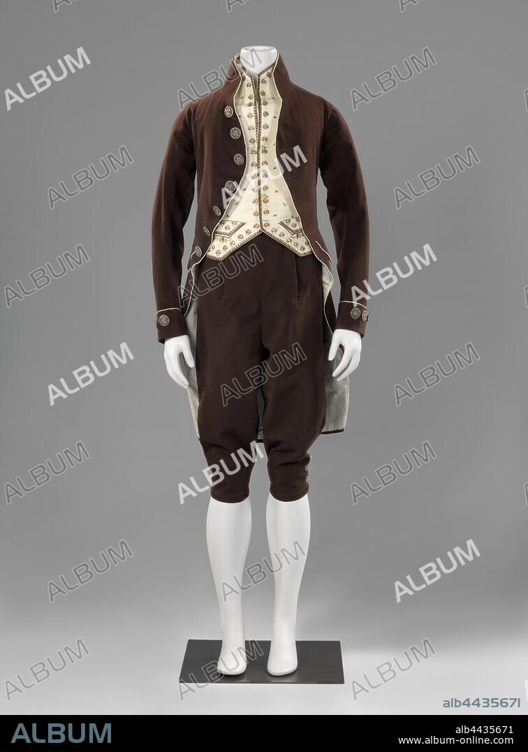 Suit piped with silk: coat, waistcoat and breeches Court suit with accessories, Suit of brown cloth, consisting of a jacket (frak) (a), two knee-length trousers (b, c), three cardigans (d, e, f), six pairs of stockings (g1 / 2 to l-1/2), a stitch (m), a decorative peg (s) and two collars (o, p). Model: (A) jacket with a raised collar, obliquely cut-away front pieces and long, close-fitting sleeves with folded back cuffs, the side seams of which have been left open. A strip of bobbin lace is placed on the cuffs, later addition (?). Lined and lined with white silk along the buildings, cuffs and pocket flaps. Between the lining and the sheet an intermediate layer (of horsehair?) From the chest to the shoulder and shoulder blades. The intermediate layer is stitched into horizontal and vertical tracks. Seven round, polished steel buttons and three wide, buttonhole holes. Sewn on flaps without pockets. The deep side pockets of calendered brown linen are located in the bell pleats on the back. The back panels are cut off and not finished. (B) Knee pants of brown cloth with three round, ground steel buttons at the bottom on the outer side seam and the strap. Double flap closure in the middle with sheet buttons and two cotton side pockets in the waistband and a watch pocket. Cream-colored satin braces. Closure in the center back by means of a lace and two eyes. (D) Cardigan made of brown cloth with obliquely cut-away front pieces, stand-up collar and lined and edged with white silk. Two valves without pockets, fed and trimmed in advance and including two round, ground steel buttons. White cotton back. Six round, polished steel buttons and five funded buttonholes: the top button has no buttonhole and therefore remains open. (E) Cream-colored satin cardigan with diagonally cut-away lap and stand-up collar consisting of two parts (center back seam). Sewn on flaps without pockets. Back and lining of beige ripped silk, satin ribbon in the waist. Closure at the center front with f.