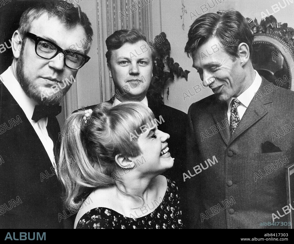 STOCKHOLM 1966-02-22. De fyra pristagarna av tidskriften Charlie Chaplins filmpris fr. v. Vilgot Sjöman, Lena Nyman, Sören Lindgren och Kjell Grede på Djurgårdsbrunns värdshus i Stockholm 22:a februari 1968. Foto: Sven Åsberg / DN / TT / Kod: 4120.
