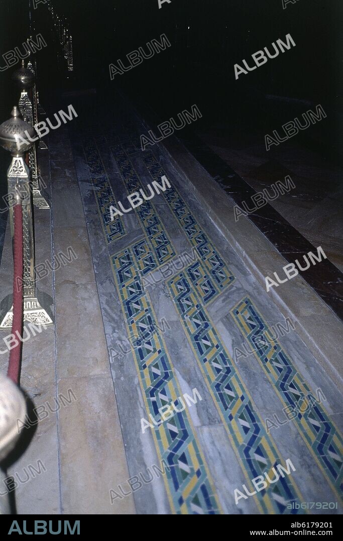 INTERIOR- CANALILLO POR DONDE DISCURRE EL AGUA EN LA SALA DE ORACIONES DE LA MEZQUITA DE HASSAN II.