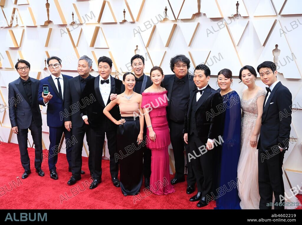 ANG JIN-MO], [JIN WON HAN], [HA-JUN LEE], [KANG-HO SONG], [YEO-JEONG JO], [SUN-KYUN LEE], [SO-DAM PARK], [BONG JOON HO], [MYEONG-HOON PARK], [JEONG-EUN LEE], [HYE-JIN JANG], [WOO-SIK CHOI], [KWAK SIN-AE. LOS ANGELES, Feb. 10, 2020 Director Bong Joon-ho (5th R) arrives with cast and crew members of ''Parasite'' for the red carpet of the 92nd Academy Awards. Left to Right: YANG JIN-MO, JIN WON HAN, HA-JUN LEE, KANG-HO SONG, YEO-JEONG JO, SUN-KYUN LEE, SO-DAM PARK, Director BONG JOON HO, MYEONG-HOON PARK, JEONG-EUN LEE, HYE-JIN JANG, WOO-SIK CHOI, KWAK SIN-AE. 09/02/2020