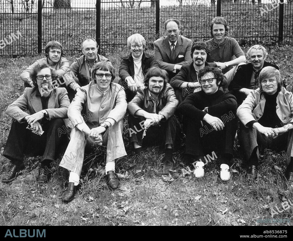 STOCKHOLM 1970-tal.. Utan bildtext. Not. Radiojazzgruppen Anm. Radiojazzgruppen, studioensemble knuten till Sveriges Radio, bildad 1967 RiR M257 persons: ROLF ERICSON;OLLE LIND;EGIL JOHANSEN;RUNE GUSTAFSSON;BO BROBERG;LENNART ÅBERG;CLAES ROSENDAHL;ERIK NILSSON;BENGT HALLBERG;GEORG RIEDEL;ARNE DOMNÉRUS;JAN ALLAN sites: SVERIGE;STOCKHOLM.