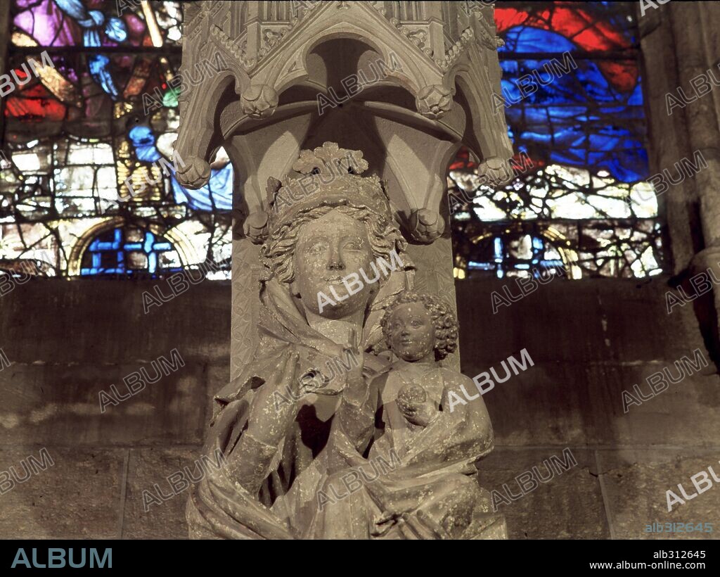 Catedral de León, s.XIII. Virgen blanca y vitrales.