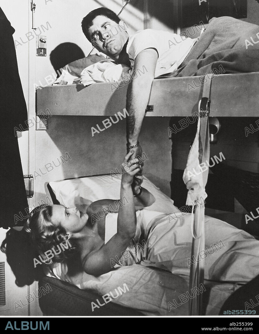 DINA MERRILL et JERRY LEWIS dans DON'T GIVE UP THE SHIP, 1959, réalisé par NORMAN TAUROG. Copyright PARAMOUNT PICTURES.