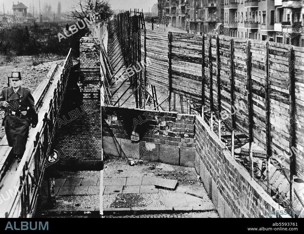 Berlin, 18. Januar 1962. Ein Westberliner Polizist patroulliert an der Mauer in der Schwedter- und Gleimstraße (Wedding). Sichtblenden verhindern den Kontakt. Foto.