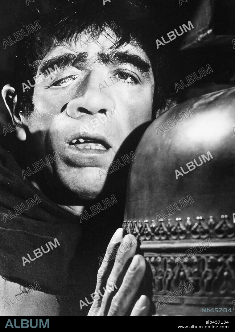 ANTHONY QUINN in THE HUNCHBACK OF NOTRE DAME, 1956 (NOTRE DAME DE PARIS), directed by JEAN DELANNOY. Copyright PARIS-FILM PRODUCTIONS/ALLIED ARTISTS / VOINQUEL, RAYMOND.