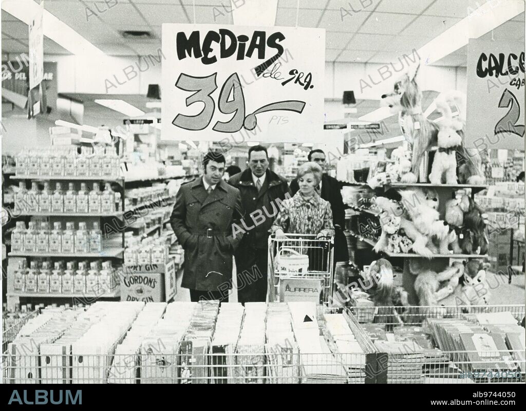 1970. El general Perón acompañado de su esposa «Isabelita» y del periodista Tico Medina en un supermercado madrileño a principios de los años 70.
