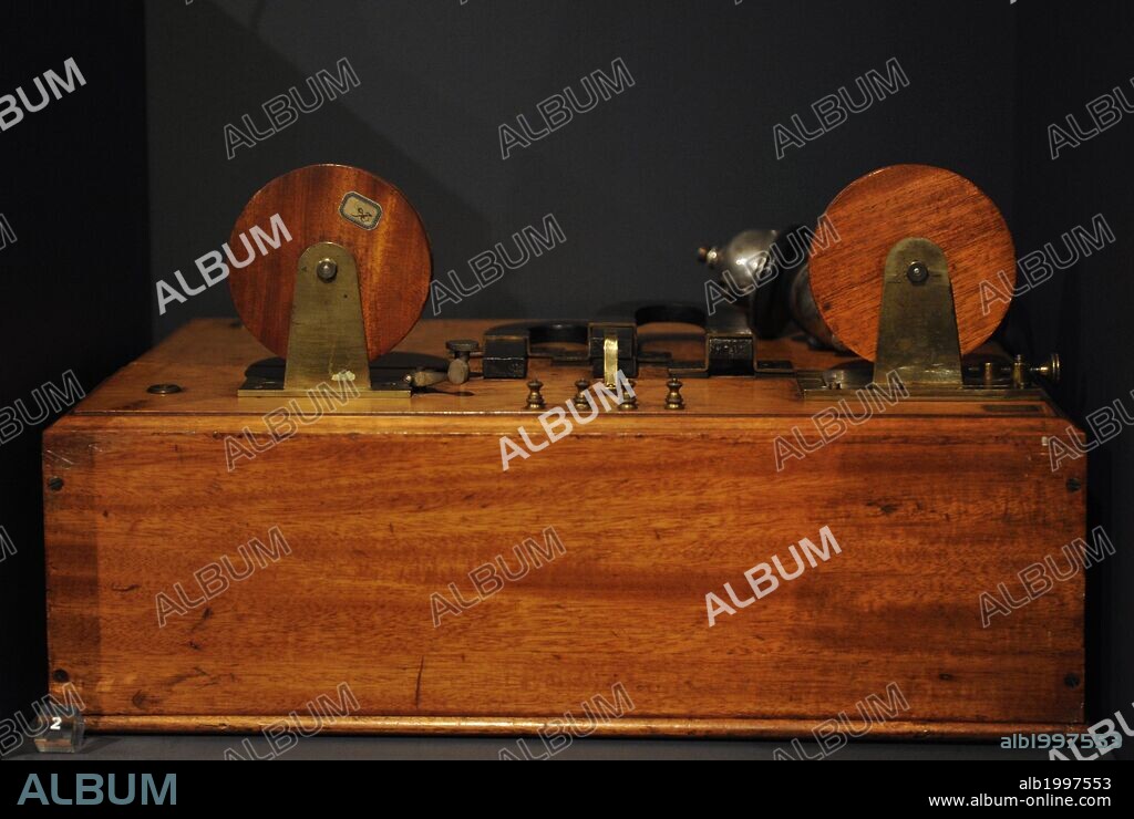 RADIO CARBORUNDO. Año, 1907. Receptores antiguos que uilizaban éste cristal, alrededor de 1906 a 1930. Se compone de una piedra cristalina de carborundo (carburo de silicio). Museo Nacional de la Ciencia y la Tecnología Leonardo Da Vinci. Milán. Italia.