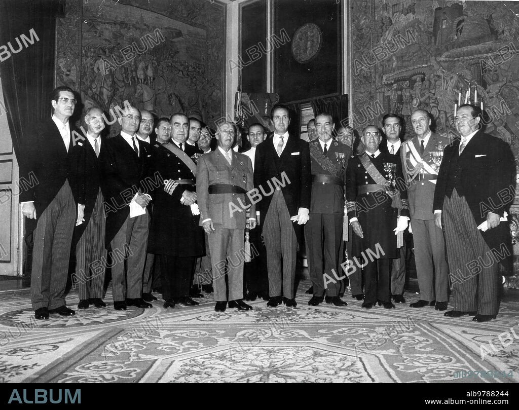 30/10/1969, jura de uno de los Gobiernos Llamados de Los "Tecnócratas del opus Dei". Franco junto A los Nuevos Miembros del Gobierno: Vicepresidente: carrero Blanco; Asuntos Exteriores: López Bravo; Justicia: oriol y Urquijo; Ejército: teniente general Castañón; Marina: almirante Baturone; Hacienda: Monreal; Información y Turismo: Sánchez Bella; Aire: teniente general Salvador; Vivienda: Mortes; Educación y Ciencia: villar Palasí; Obras Públicas: Silva Muñoz; Industria: López de Letona; Secretaría general del Movimiento: Fernández Miranda; Comercio: fontana Codina; Gobernación: Garicano Goñi; Trabajo: de la fuente y de la Fuente; Comisaría del plan de Desarrollo, López Rodó; Sindicatos: García Ramal; Agricultura: allende García-Baxter.