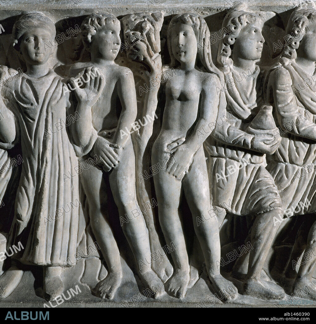 ARTE PALEOCRISTIANO. ESPAÑA. "ADAN Y EVA DESPUES DE SU CAIDA, SEPARADOS POR EL ARBOL DE LA CIENCIA". Detalle del frontal de un sarcófago paleocristiano. Tallado en mármol blanco de la época constantiniana. Procede de Santo Domingo el Real, Toledo. Data del s. IV. Museo Marés. Barcelona. Cataluña.