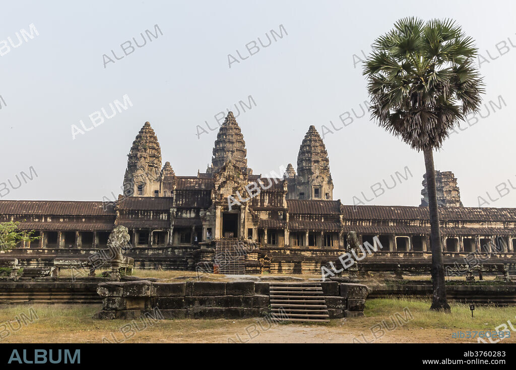 East entrance to Angkor Wat, Angkor, UNESCO World Heritage Site, Siem Reap, Cambodia, Indochina, Southeast Asia, Asia.
