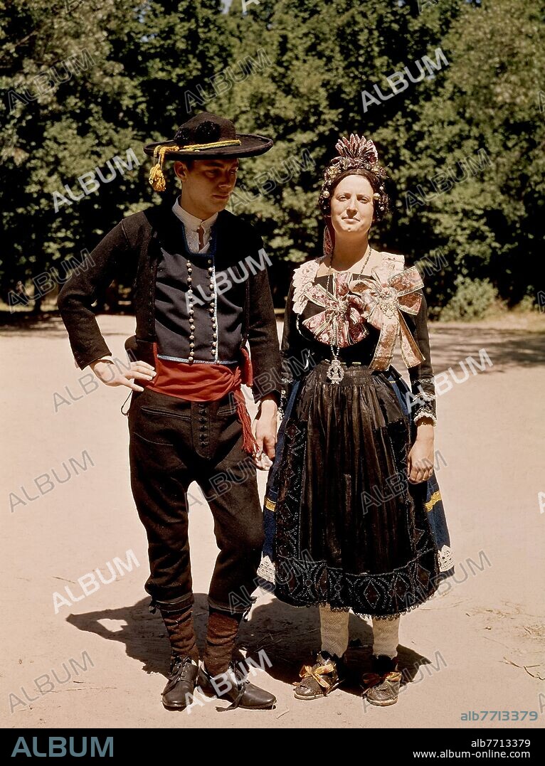 TRAJE REGIONAL PAREJA DE NAVALCAN (TOLEDO).