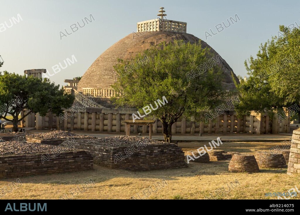 Great Stupa, Stupa 1, the main monument in the group of Buddhist Monuments at Sanchi. General view, trees. UNESCO World Heritage Site. Monument of Indian Architecture, constructed at the time of ruler Ashoka, Maurya Empire, Indian Subcontinent. Sanchi, Madhya Pradesh, India, Asia.