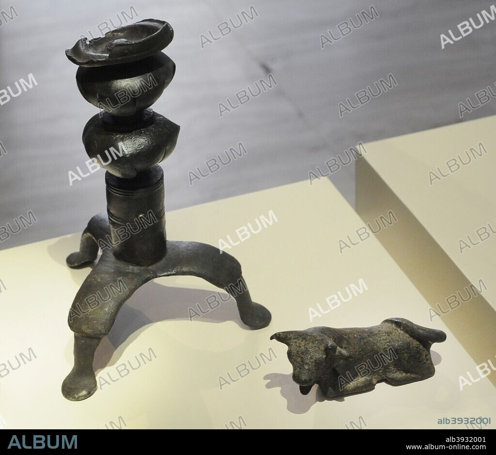 Timiaterio o quemaperfumes. Bronce. Soporte en trípode. La figura del toro en bronce podría ser el asa de la tapa del lampadario. Periodo Orientalizante. 800-601 a. C. (siglos VIII-VII a. C.). Museo Arqueológico Nacional. Madrid. España.
