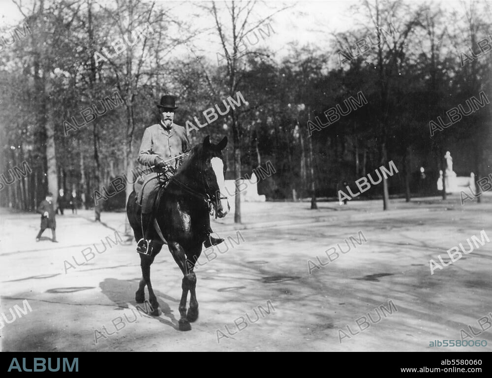 Bethmann-Hollweg, Theobald von, Politician (Reich Chancellor 1909-17), Hohenfinow 29.11.1856 - Hohenfinow. 2.1.1921. Bethman-Hollweg taking a ride in the Tiergarten. Photo, c. 1910 (Otto Haeckel). Berlin, Sammlung Archiv für Kunst und Geschichte.