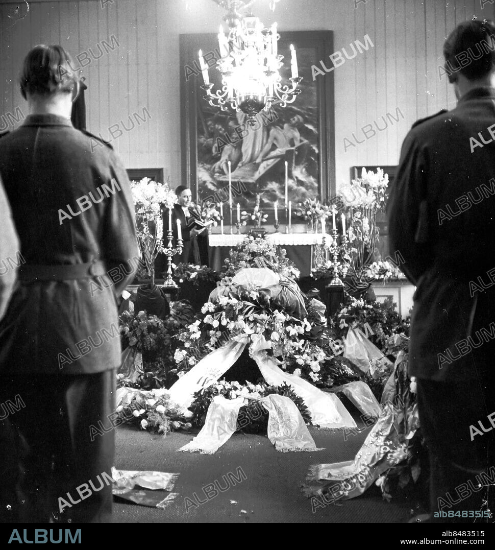 Ornö 1947-02-07. Greve Albert Stenbocks begravning på Ornö. Kyrkan var fylld med kransar och sörjande. Stenbock var arvprins Gustaf Adolfs adjutant och omkom den 26 januari 1947 i samma flygolycka vid Kastrup som prinsen. Foto: SvD / TT / kod 12014.