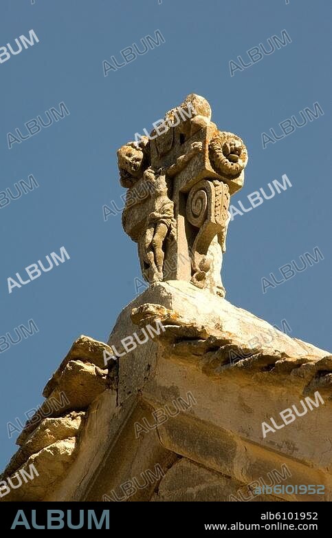 Sénanque (ber Gordes, Dép.Vaucluse, Provence, Frankreich), Abtei / Abbaye (Zisterzienserabtei, 1147/48 gegründet; Kirche erbaut 1160/1180; genordet).-Teilansicht: Giebel mit Kruzifix (17.Jahrhundert).-Foto, 2008.