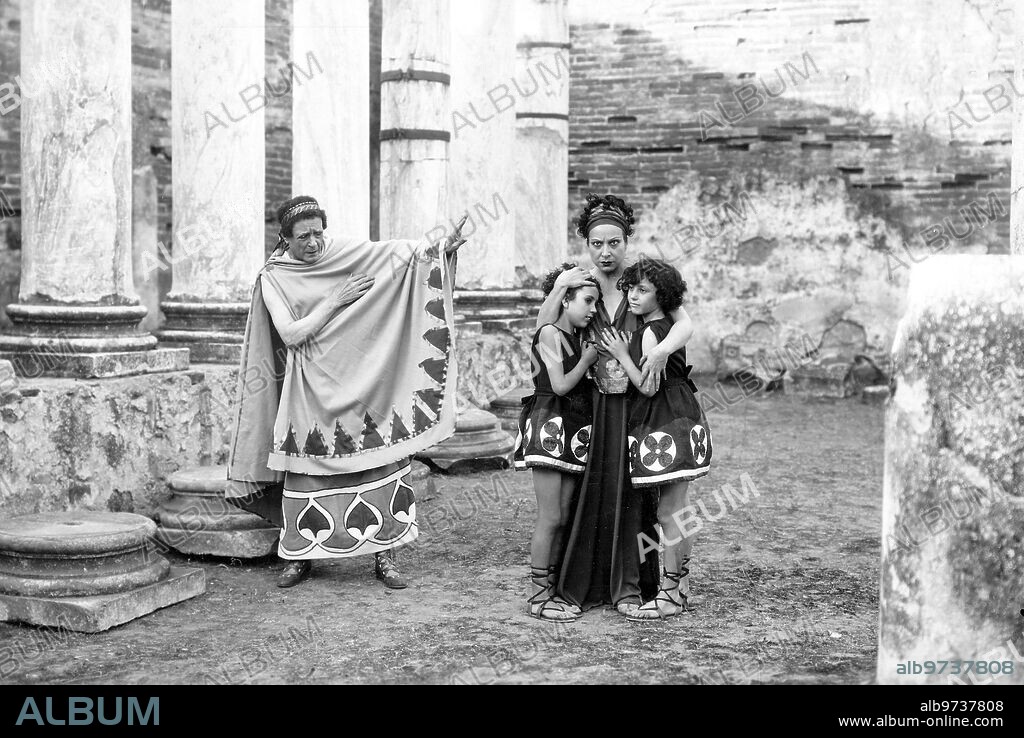 Mérida, 18/06/1933. En el Teatro Romano. Margarita Xirgú (Medea) y Enrique Borrás (Jasón) en una escena de la tragedia «Medea».