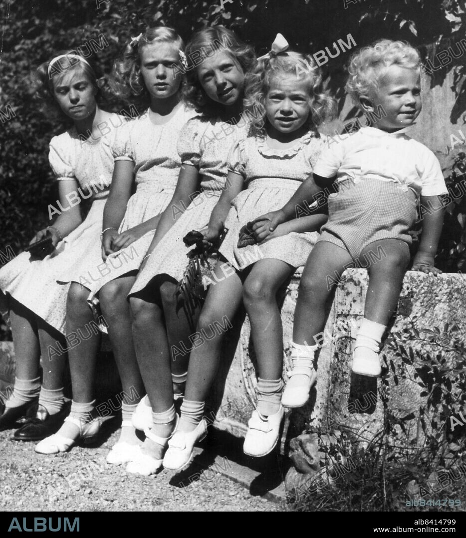 STOCKHOLM 19480726 - Hagaprinsessorna Prinsessorna Margaretha, Birgitta, Desirée, Christina och nuvarande kung Carl Gustaf sittande på en mur tillhörande Haga slott. Foto: DEX Foto: 192 COPYRIGHT SCANPIX SWEDEN.