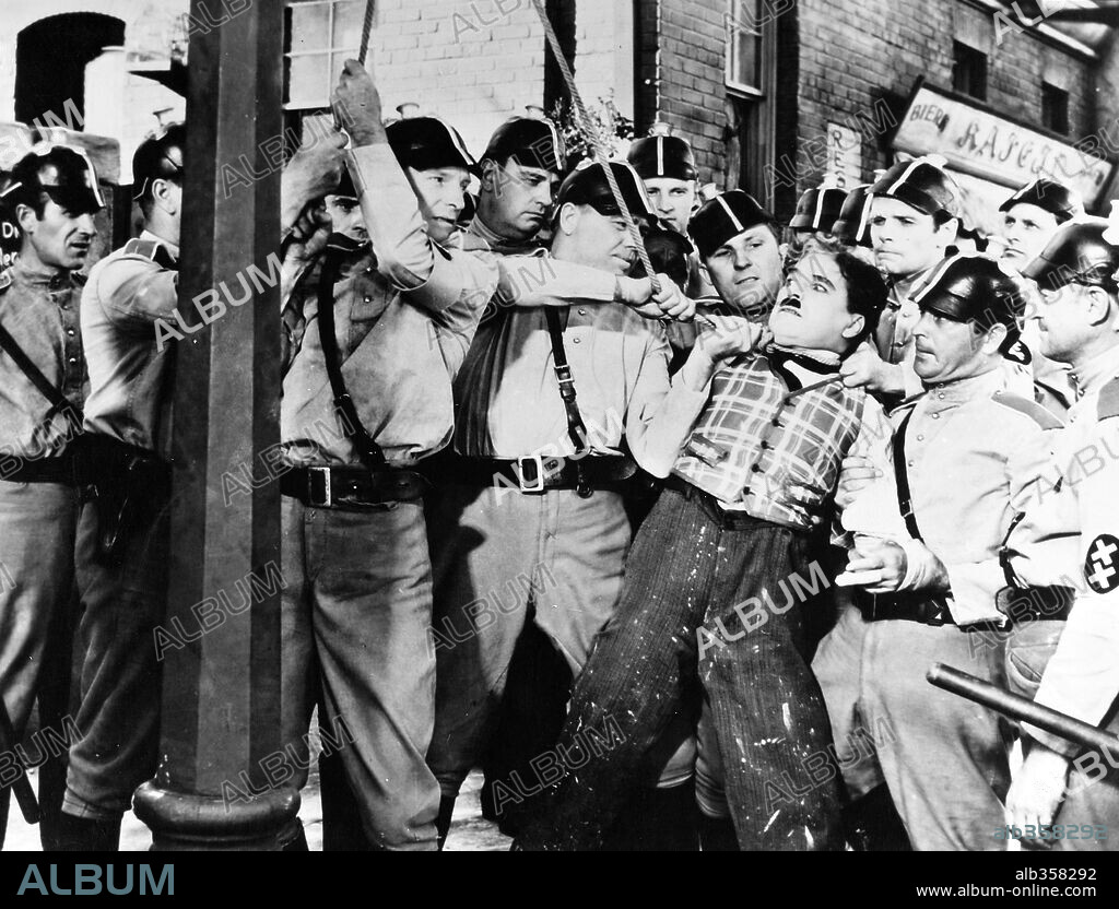 CHARLIE CHAPLIN en EL GRAN DICTADOR, 1940 (THE GREAT DICTATOR), dirigida por CHARLES CHAPLIN. Copyright UNITED ARTISTS.