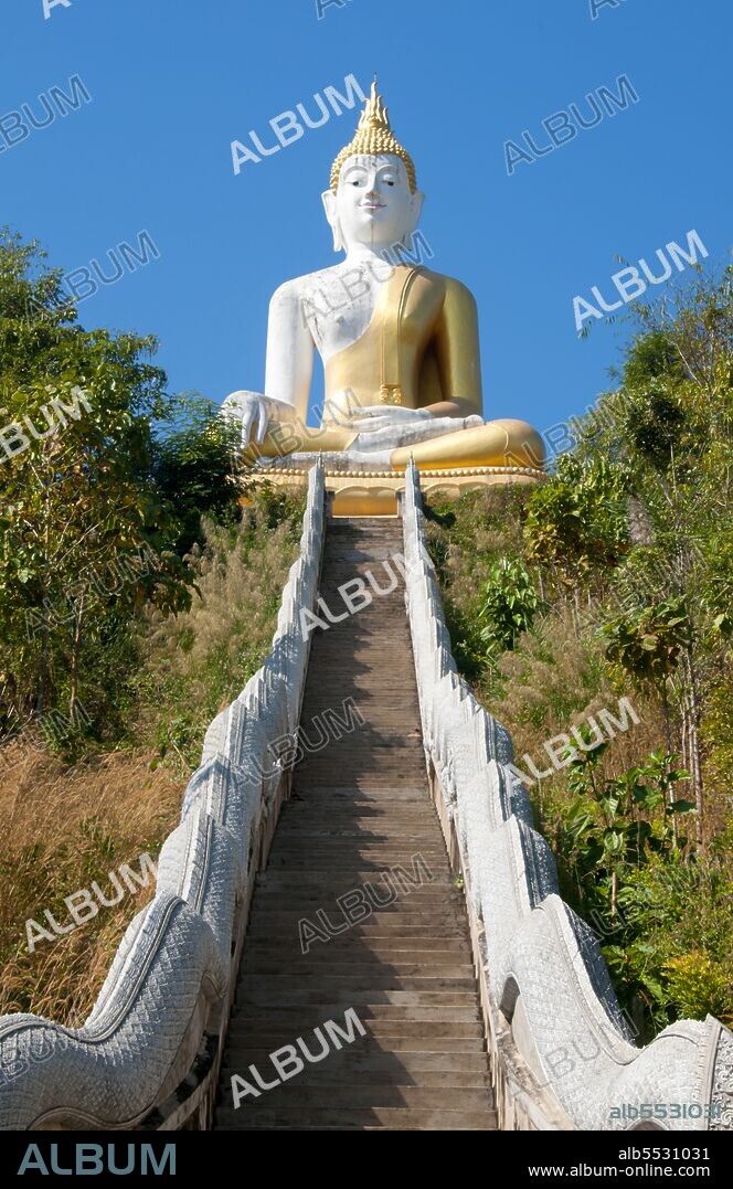 Phrae town was built next to the Yom River in the 12th century and was part of the Mon kingdom of Haripunchai. In 1443, King Tilokaraj of the neighbouring Lanna kingdom captured the town.