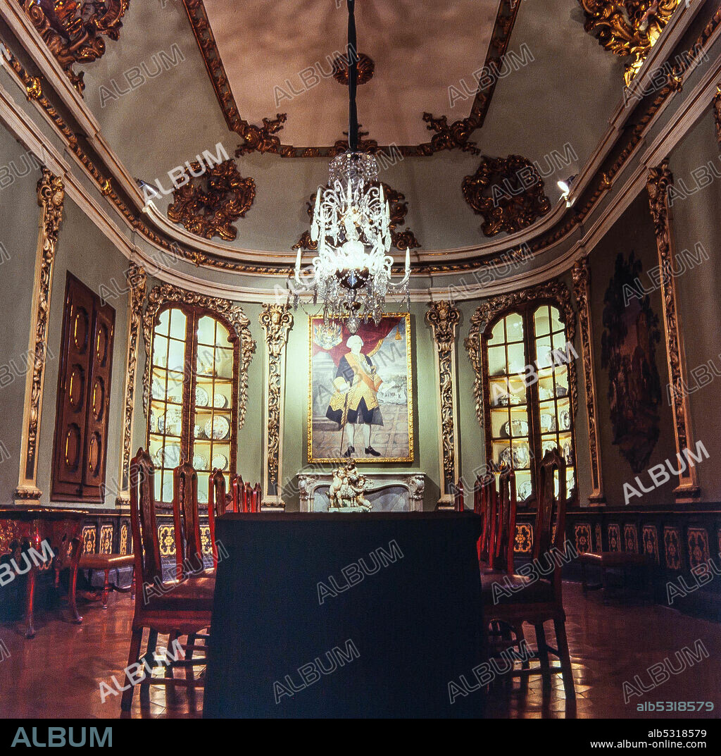 Comedor cubierto con bóveda y decorado con pinturas alegóricas de estilo rococó. Palau de la Virreina de Barcelona.
