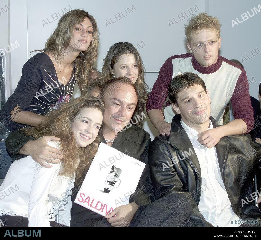 Madrid. 17-09-02. Cesar Saldivar, fotógrafo autor del Libro "luz Natural" junto A Algunos Actores que Figuran en el Libro. Foto Javier Prieto.