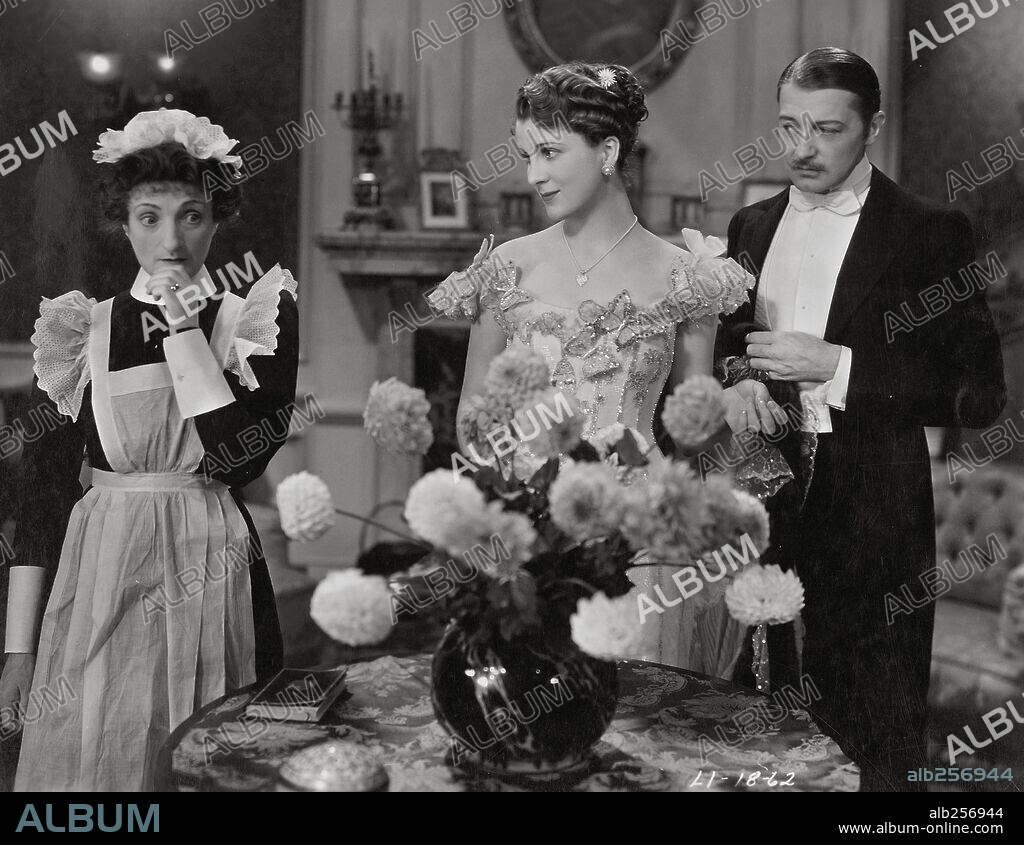 CLIVE BROOK, DIANA WYNYARD y UNA O'CONNOR en CABALGATA, 1933 (CAVALCADE), dirigida por FRANK LLOYD. Copyright FOX FILMS.