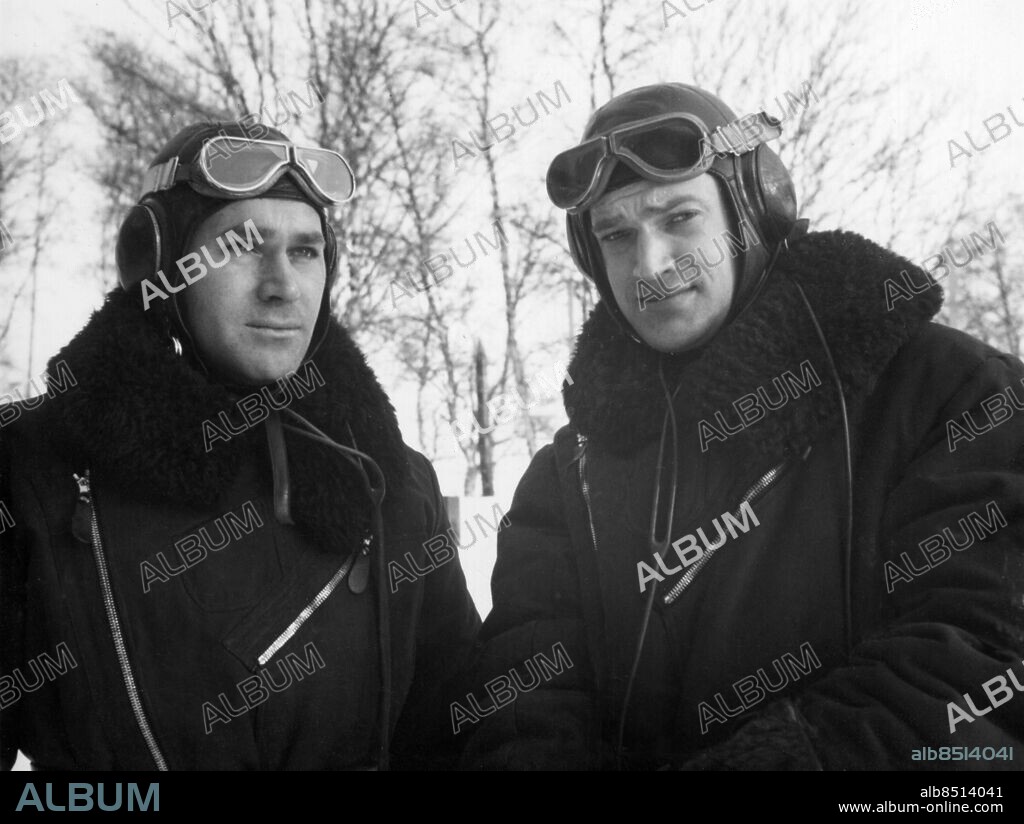 1941-03.. Orig. bildtext... STÖRTBOMBFLYG I JÄMTLAND reportage med Löjtnant Hansson och Manne Berggren Not. Efter flygningen Anm. M Berggren, 1913-1991, radioman. Hans omfattande produktion kröntes 1965 med en stor programserie om andra världskriget. Pälskragar Skyddsglasögon CD507 persons: MANNE BERGGREN sites: JÄMTLAND;SVERIGE.