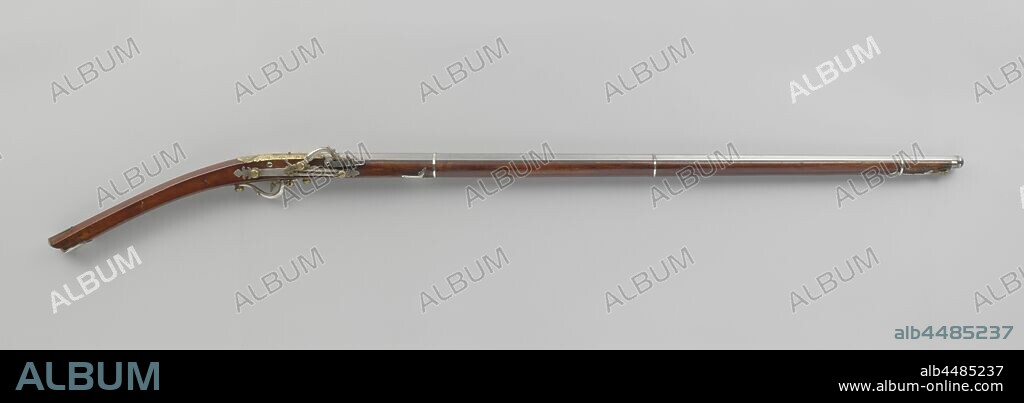 Dot-lock rifle belonging to Cornelis Tromp's weapon rack, Dot-lock rifle with an octagonal barrel and a strong downward slender butt, characteristic of rifles manufactured in Tonkin (Northern Vietnam). The accompanying case is also present, Cornelis Tromp, anonymous, Noord-Vietnam (possibly), c. 1650 - c. 1679, copper (metal), haan en banden, walnut (hardwood), lacquer (coating), iron (metal), bone (material), mother of pearl, l 169 cm × l 98 cm l 69 cm d 12 mm.