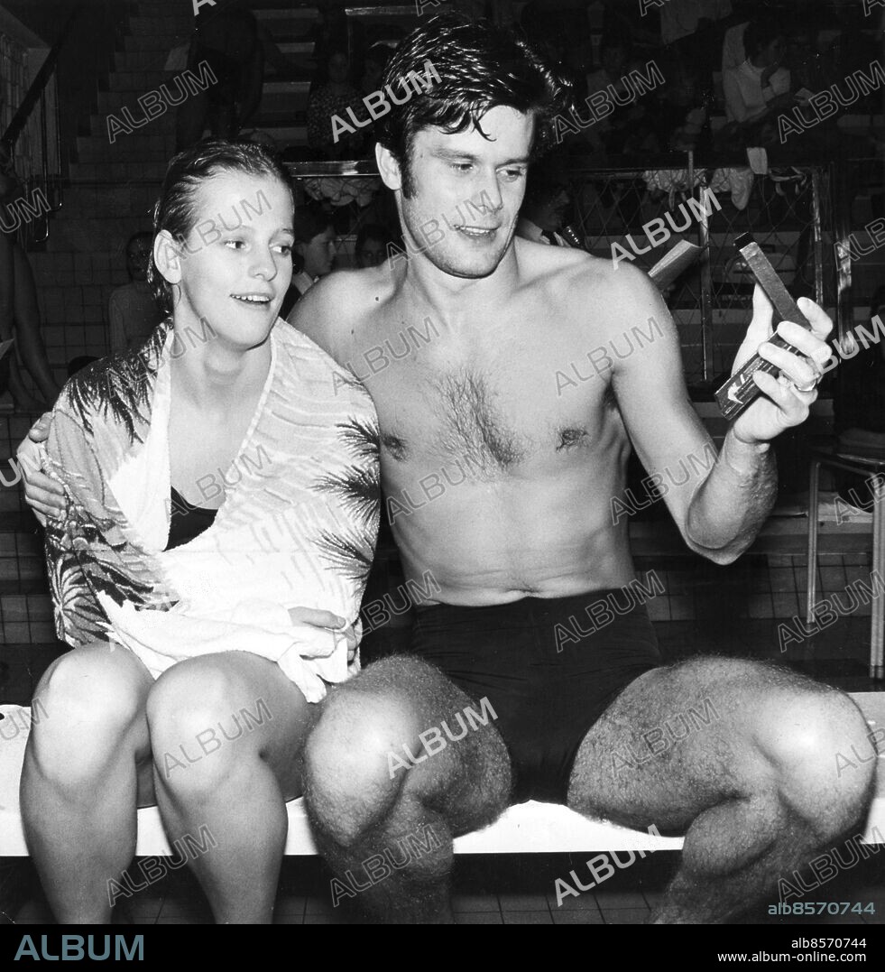 Simhopparna Tord Andersson och Ulrika Knape. vid bassängkanten. Andersson Tord simning simhopp Malmö Tävl Sit 1970. Knape Ulrika. (c) Rolf Olsson / Sydsvenskan / IBL.