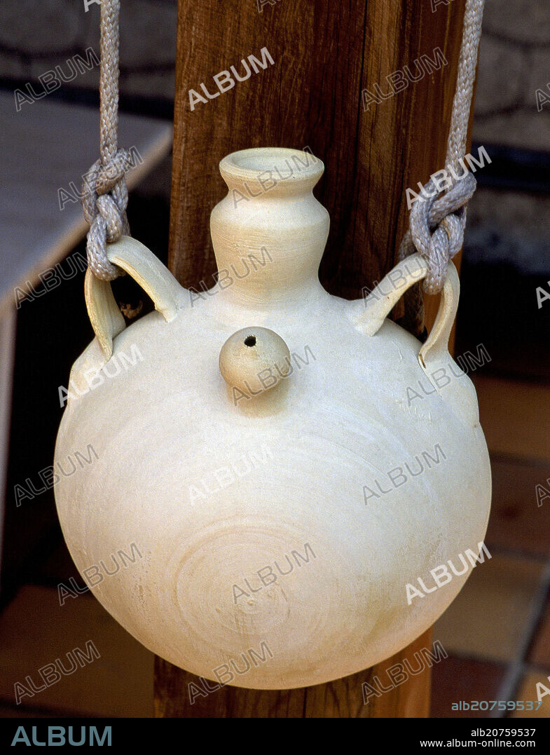 CANTIMPLORA EN BARRO BLANCO SIN VIDRIAR-ARTE POPULAR S XX.