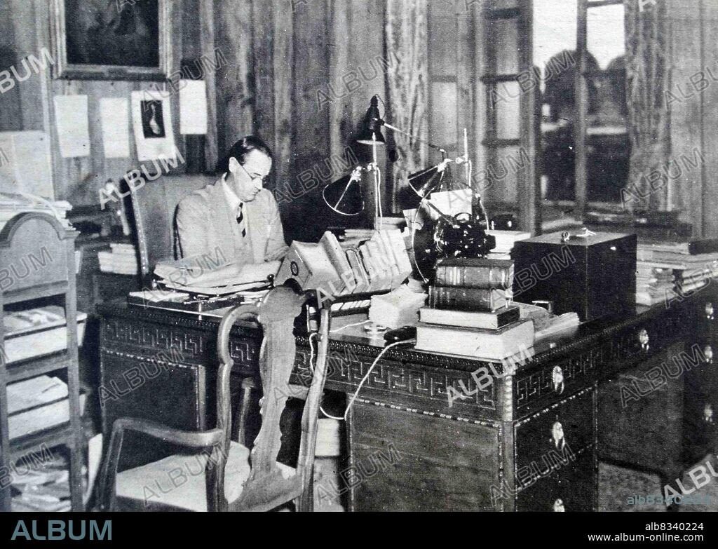 Viceroy of India, Lord Linlithgow at his desk in New Delhi. Victor Alexander John Hope, 2nd Marquess of Linlithgow, KG, KT, GCSI, GCIE, OBE, TD, PC, FRSE (24 September 1887 - 5 January 1952) was a British Unionist politician, agriculturalist, and colonial administrator. He served as Governor-General and Viceroy of India from 1936 to 1943. He was usually referred to simply as Linlithgow.