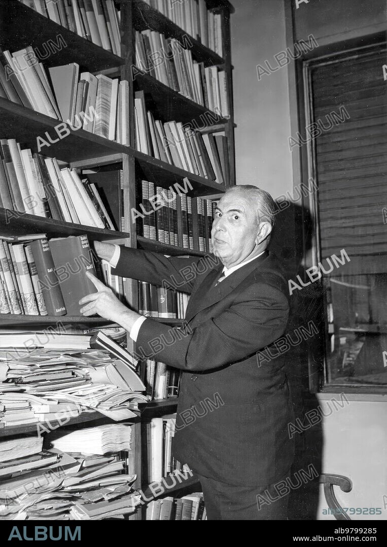 Mayo 1971. Pedro Laín Entralgo en su Biblioteca. Fecha Aproximada.