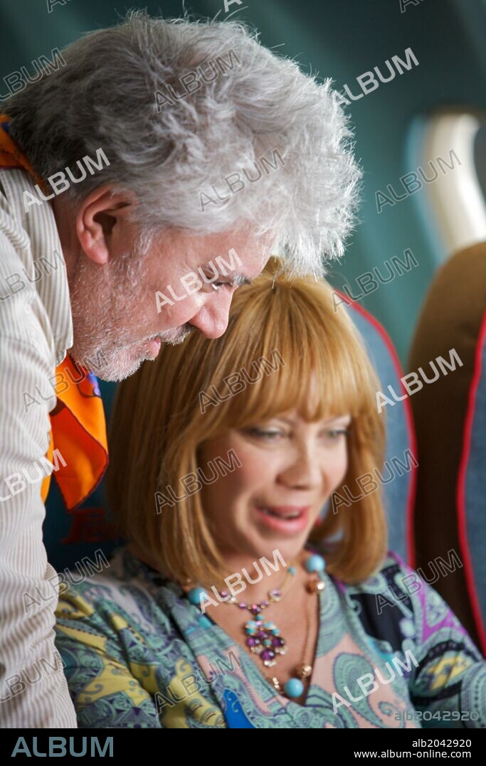 CECILIA ROTH and PEDRO ALMODOVAR in I'M SO EXCITED, 2013 (LOS AMANTES PASAJEROS), directed by PEDRO ALMODOVAR. Copyright EL DESEO S.A / PEREDA, EMILIO / ARDIZZONI, PAOLA.