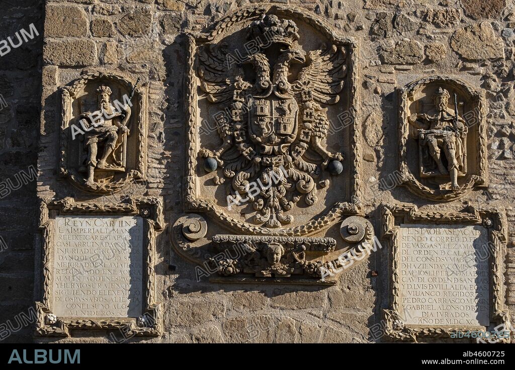escudo imperial flanqueado por dos reyes, torreon almenado, puente de San Martín, puente medieval sobre el río Tajo, Toledo, Castilla-La Mancha, Spain.