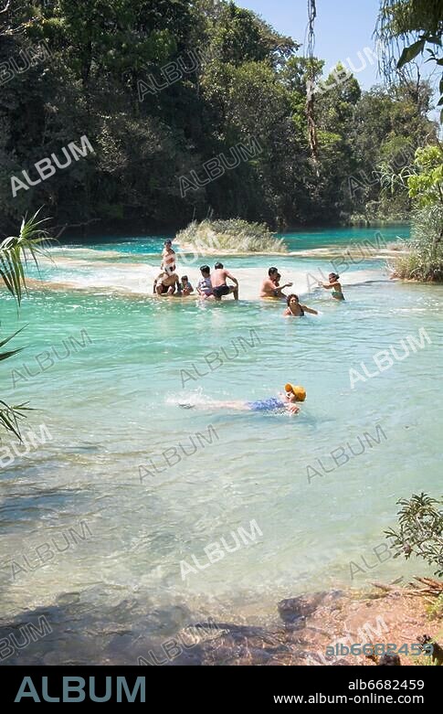 Cascada Agua Azul, Agua Azul Waterfall, Parque Nacional Agua Azul, near Palenque, Chiapas, Mexico.